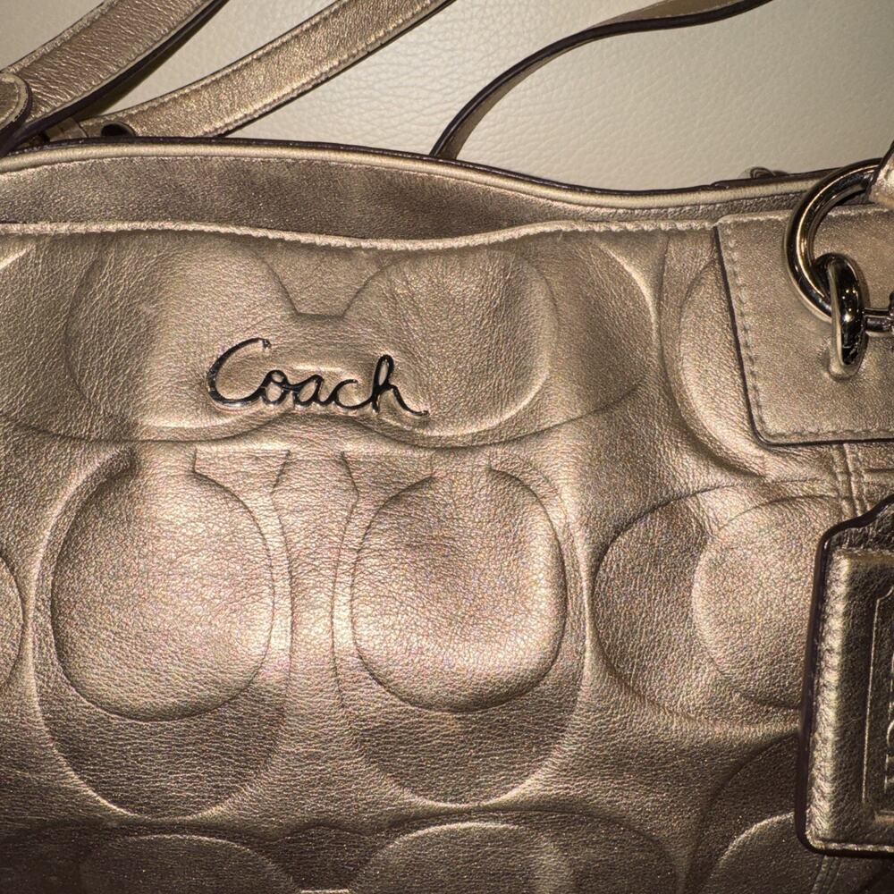 Coach East West Gallery tote bag in metallic gold embossed signature leather - Picture 2 of 10